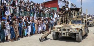 Los talibanes celebran tres años de poder en Afganistán con un desfile militar