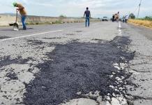 Ante abandono de SCIT, habitantes de Tala tapan baches en carretera Guadalajara-Ameca