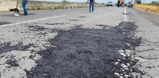 Ante abandono de SCIT, habitantes de Tala tapan baches en carretera Guadalajara-Ameca