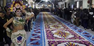 Una ruta de 7 kilómetros de tapetes de aserrín honra a la Virgen en Tlaxcala