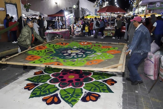 Una ruta de 7 kilómetros de tapetes de aserrín honra a la Virgen en Tlaxcala