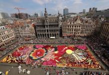 La Grand Place de Bruselas se engalana con una alfombra floral dedicada al Art Nouveau