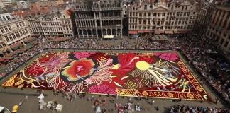 La Grand Place de Bruselas se engalana con una alfombra floral dedicada al Art Nouveau