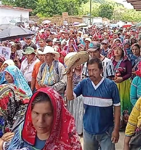 Wixárikas de Tuxpan de Bolaños exigen justicia en el sepelio de Yuniur Vázquez y Antonio Carrillo