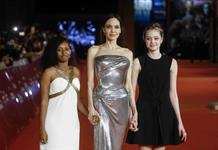 Ya son tres los hijos de Angelina Jolie que legalmente optan por quitarse el apellido Pitt Ya son tres los hijos de Angelina Jolie que legalmente optan por quitarse el apellido Pitt