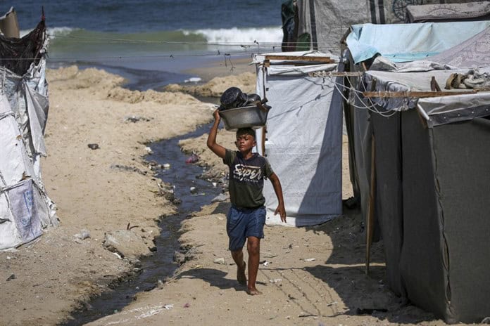 Escasez de ropa y calzado, un drama más para los gazatíes en diez meses de guerra