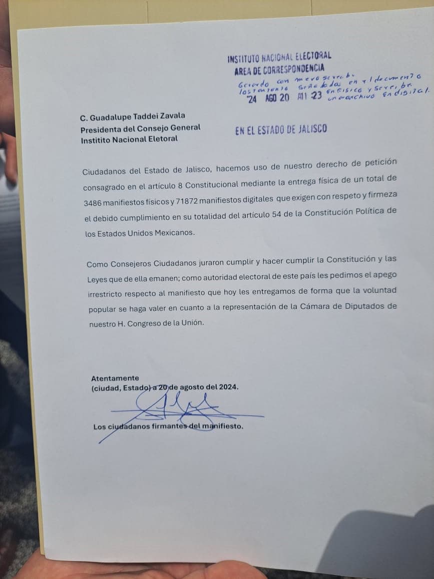 Asociaciones entregan 74 mil firmas al INE; exigen freno a sobrerrepresentación en el Congreso de la Unión