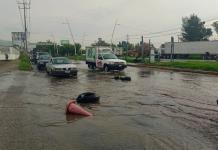 Baches e inundaciones reducen la fluidez del tráfico en la transitada avenida Adolf Horn