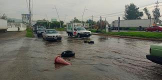 Baches e inundaciones reducen la fluidez del tráfico en la transitada avenida Adolf Horn