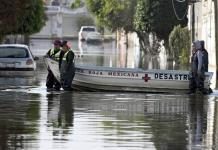 Pobladores del centro de México luchan por sobrevivir en una inundación