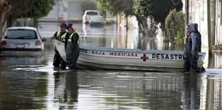 Pobladores del centro de México luchan por sobrevivir en una inundación