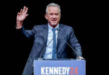 El candidato independiente Robert F. Kennedy Jr suspende su campaña y apoya a Trump