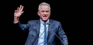 El candidato independiente Robert F. Kennedy Jr suspende su campaña y apoya a Trump