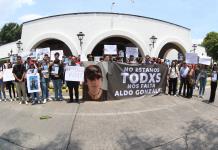 Universitarios se manifiestan en Casa Jalisco para exigir la aparición de Aldo González
