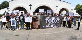 Universitarios se manifiestan en Casa Jalisco para exigir la aparición de Aldo González