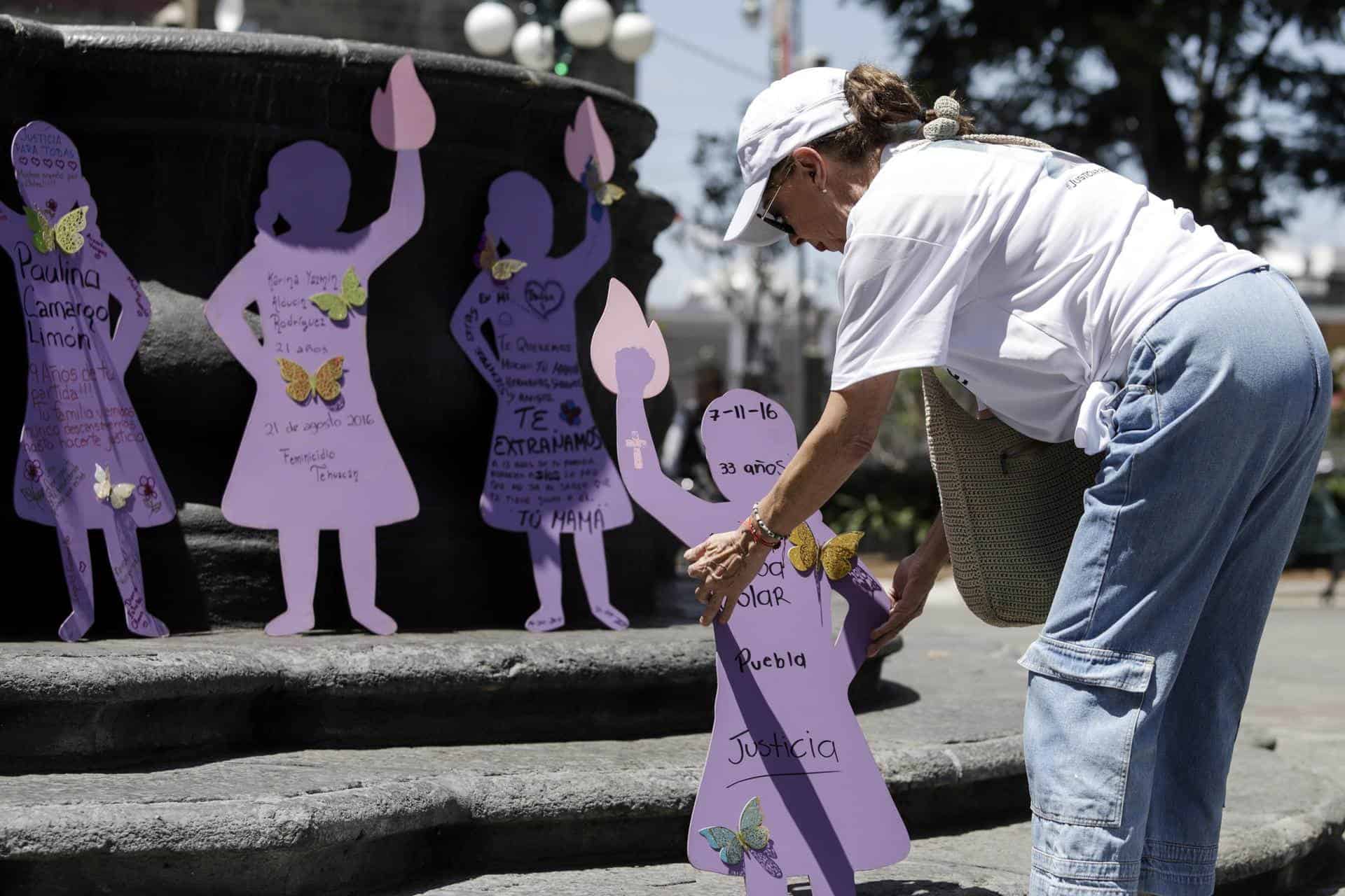 Padres buscadores recuerdan a sus desaparecidos con siluetas de madera en Puebla