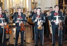 Cientos de personas se reúnen en la Catedral para escuchar la misa cantada con el mariachi Sol de América