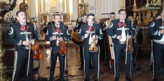 Cientos de personas se reúnen en la Catedral para escuchar la misa cantada con el mariachi Sol de América