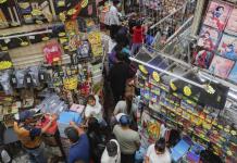 Comerciantes y familias vencen la inflación en el regreso a clases en México