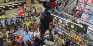 Comerciantes y familias vencen la inflación en el regreso a clases en México