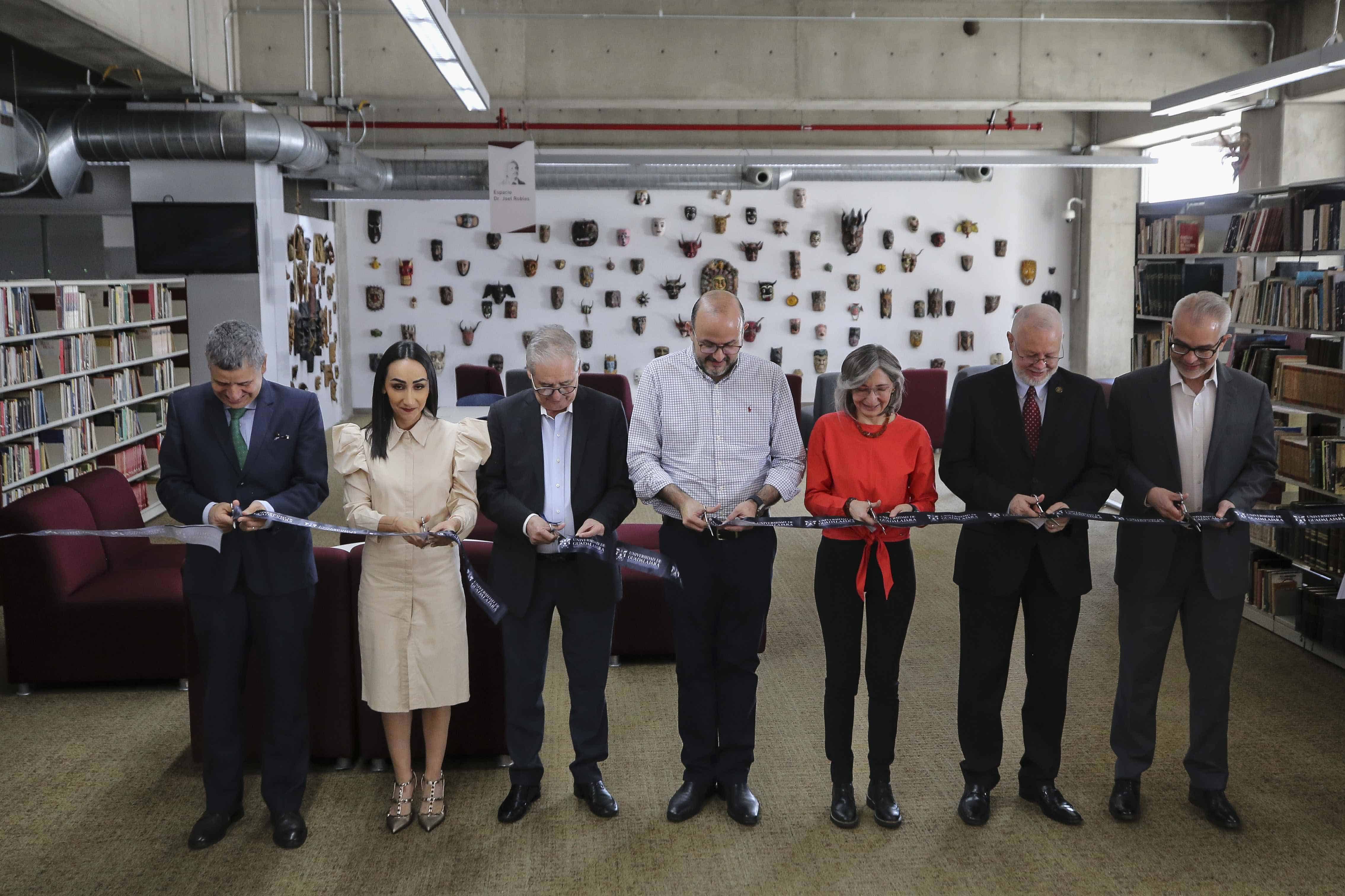 Donan más de 7 mil libros y máscaras del médico Joel Robles a la Biblioteca Pública del Estado