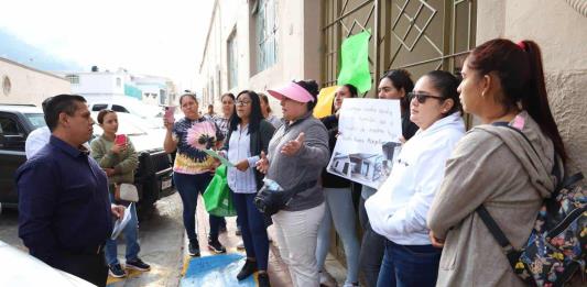 Por obra en escuela, cumplen un año sin clases presenciales; padres toman delegación de la SEP