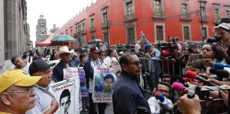 Los padres de Ayotzinapa rompen diálogo con López Obrador sin avances en el caso