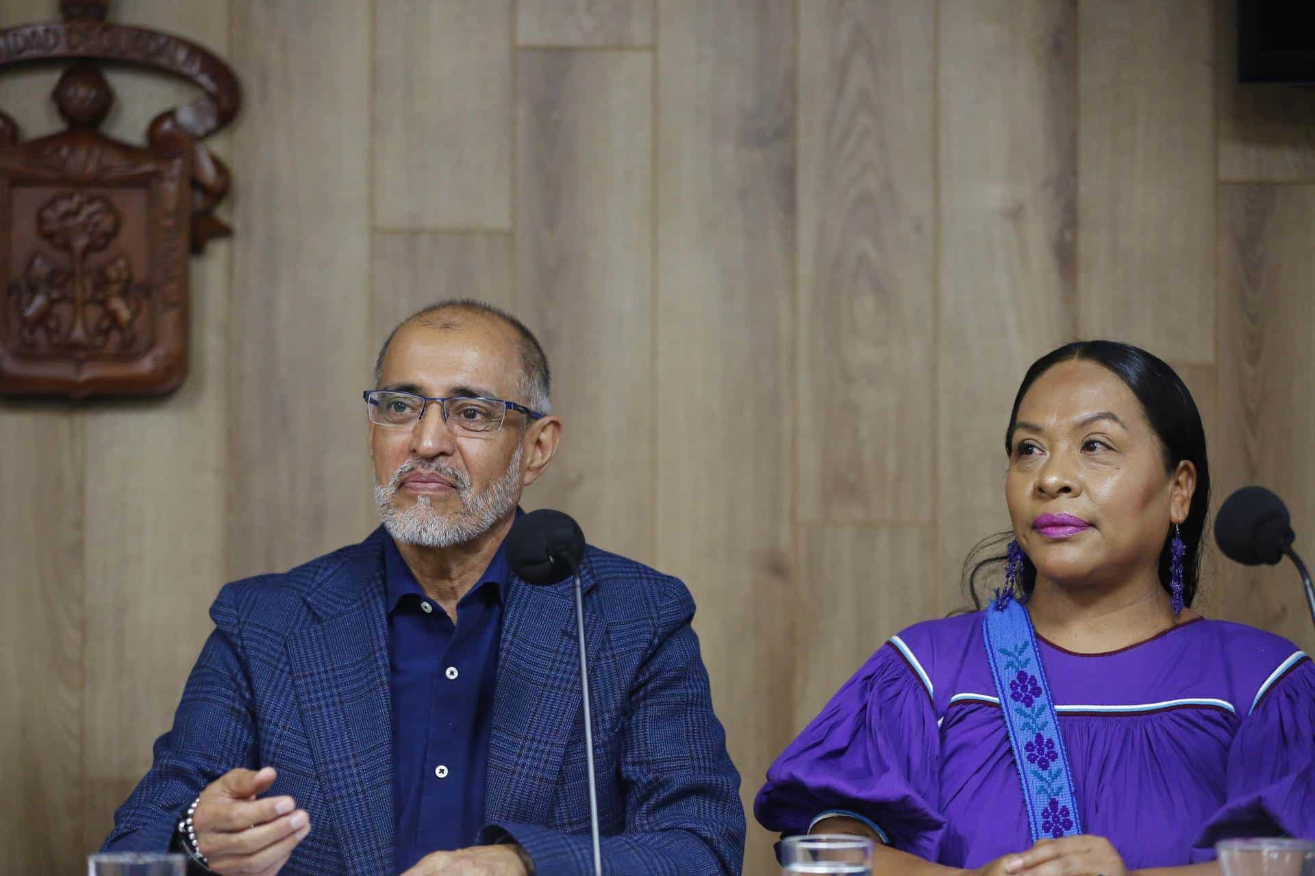 La poeta mexicana tzotzil Ruperta Bautista gana el Premio de Literatura Indígena de la FIL