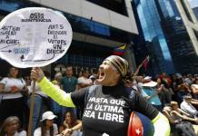 Oposición de Venezuela marcha contra reelección de Maduro, que se blinda