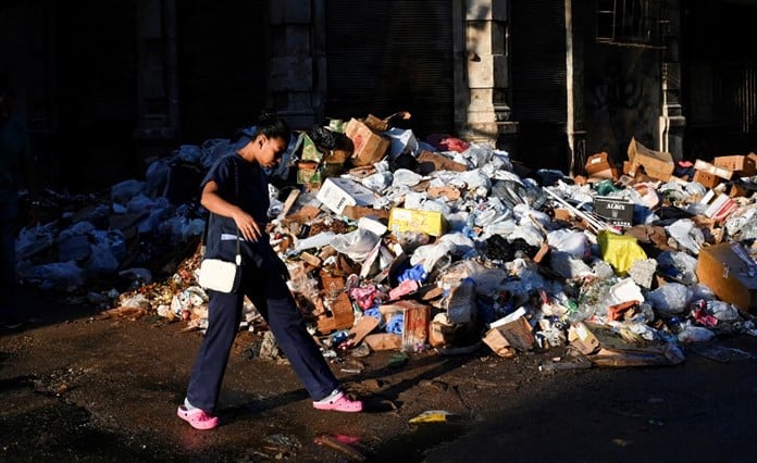 La basura se acumula en una Habana desbordada