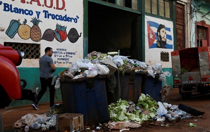 La basura se acumula en una Habana desbordada