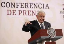 El periodismo debe estar más cerca del pueblo y más distante del poder: AMLO