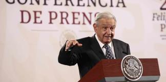 El periodismo debe estar más cerca del pueblo y más distante del poder: AMLO