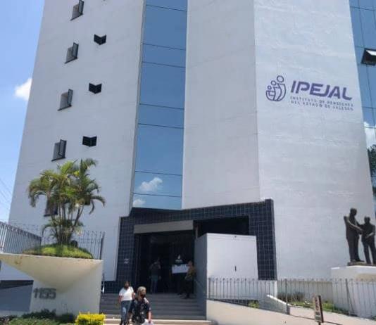 Ante escasez de medicamentos, maestros ponen ultimátum a Ipejal