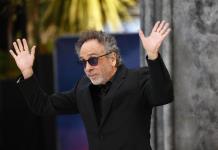 Tim Burton recibe su estrella en el Paseo de la Fama de Hollywood