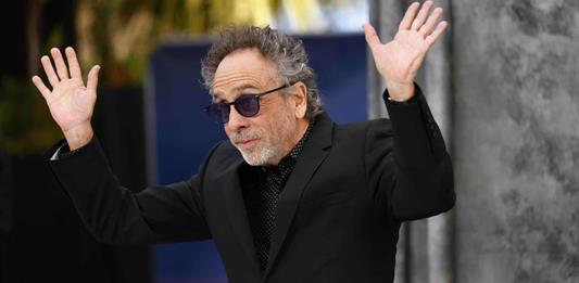 Tim Burton emerge del panteón más grande de México con clase magistral para aficionados