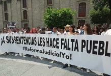 Jóvenes se manifiestan frente al Poder Judicial local, a favor de la Reforma