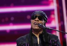 Stevie Wonder hace un llamamiento a la unidad en su primera canción en solitario en 4 años