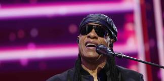 Stevie Wonder hace un llamamiento a la unidad en su primera canción en solitario en 4 años