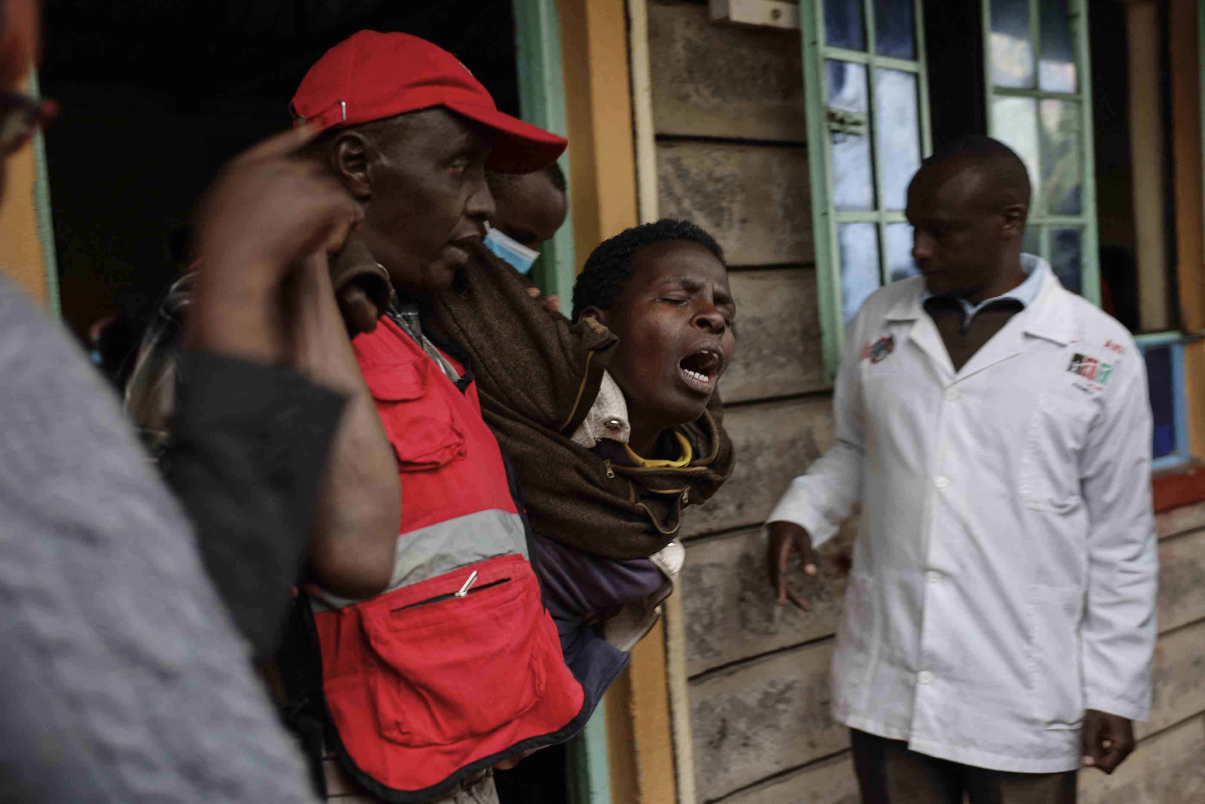 Al menos 17 niños muertos y 70 desaparecidos tras incendio de una escuela en Kenia