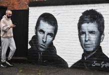 Oasis vuelve a los escenarios con el mundo en vilo por el reencuentro de los Gallagher
