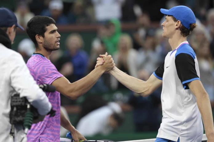 Alcaraz y Sinner a un solo obstáculo de enfrentarse de nuevo en Shanghái