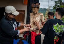 Habitantes de aldeas de Indonesia visten a los cadáveres de sus difuntos para cuidarlos