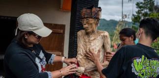 Habitantes de aldeas de Indonesia visten a los cadáveres de sus difuntos para cuidarlos