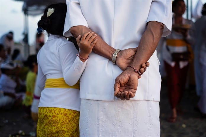 Habitantes de aldeas de Indonesia visten a los cadáveres de sus difuntos para cuidarlos