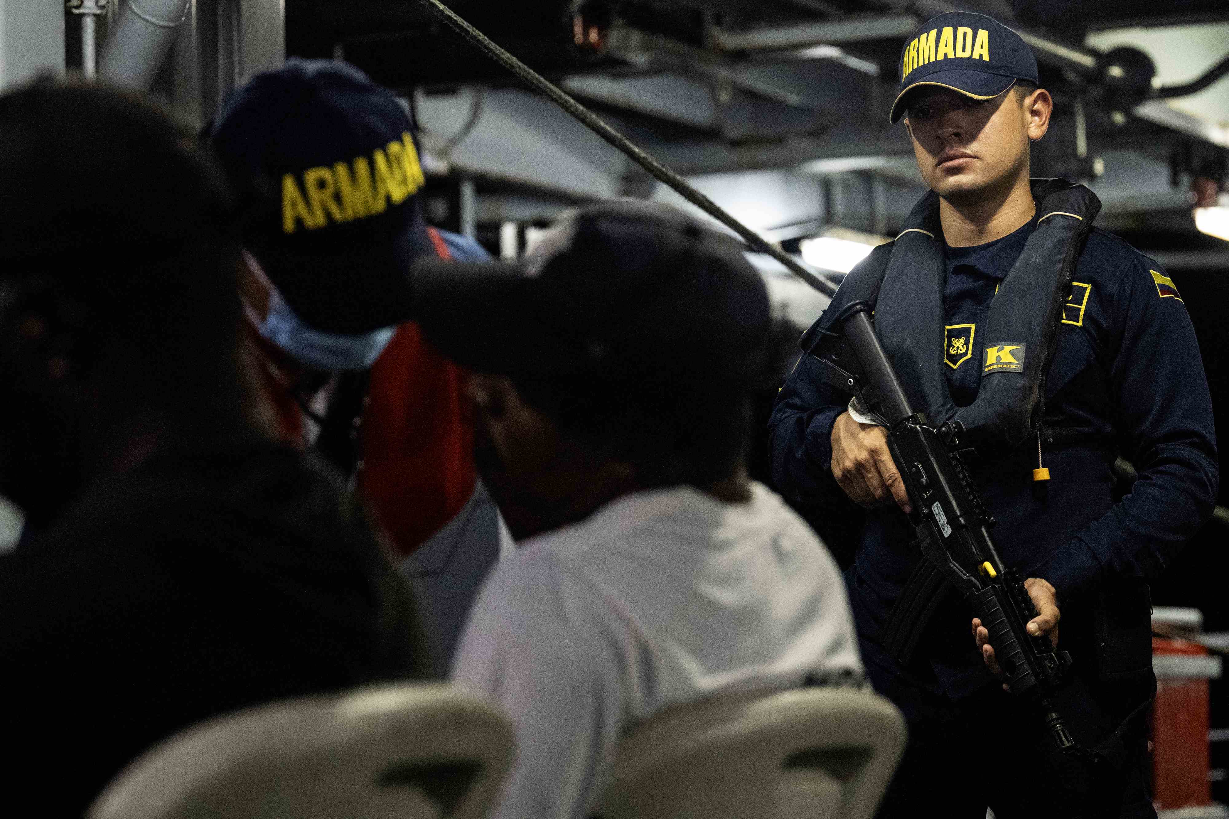 A la caza de pesqueros ilegales de tiburones en el Pacífico colombiano