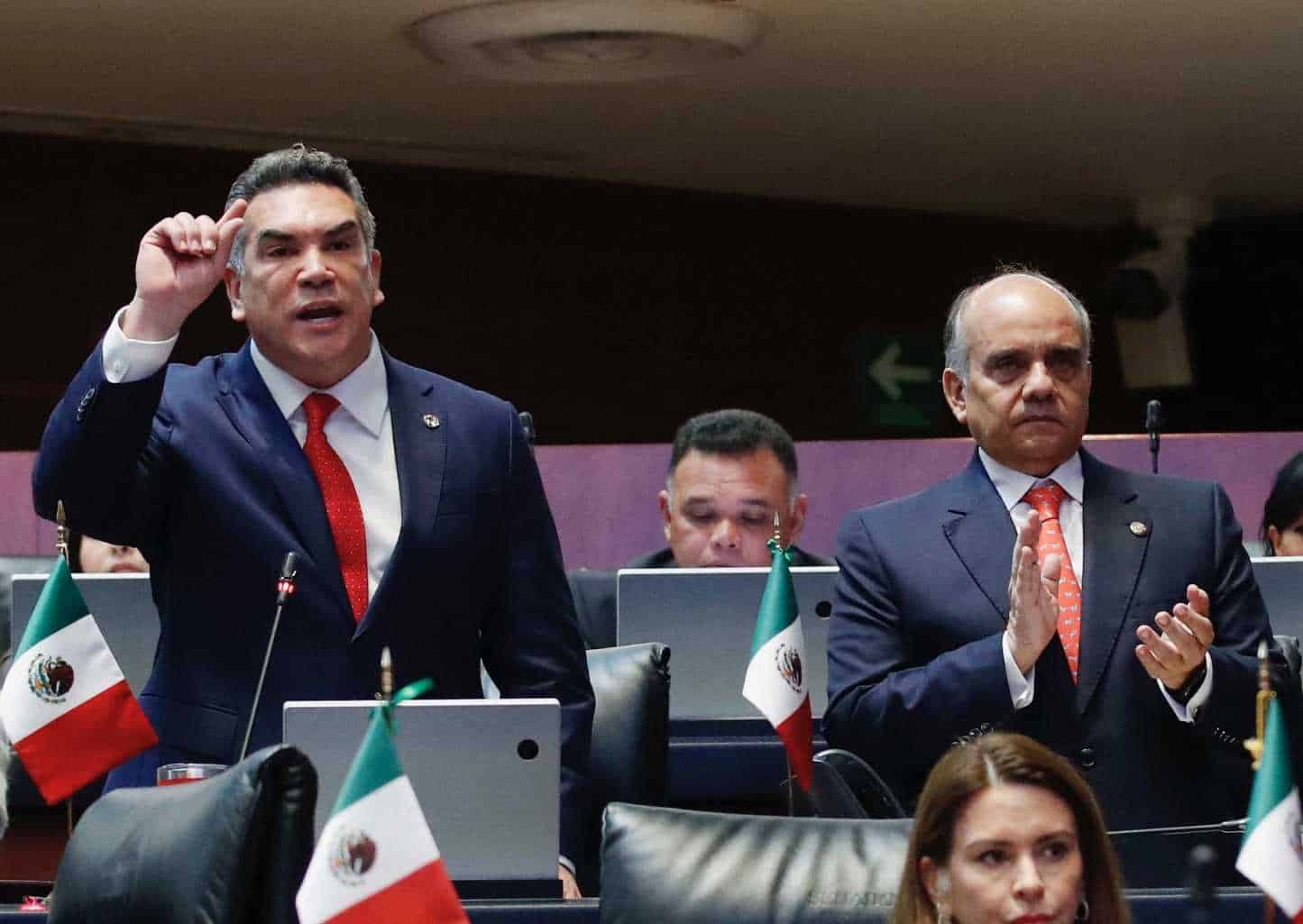 Manifestantes irrumpen en Senado de México y frenan debate de reforma judicial