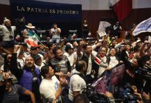 Manifestantes irrumpen en Senado de México y frenan debate de reforma judicial