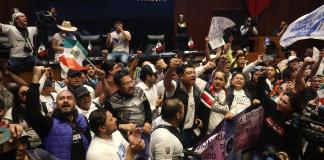 Manifestantes irrumpen en Senado de México y frenan debate de reforma judicial