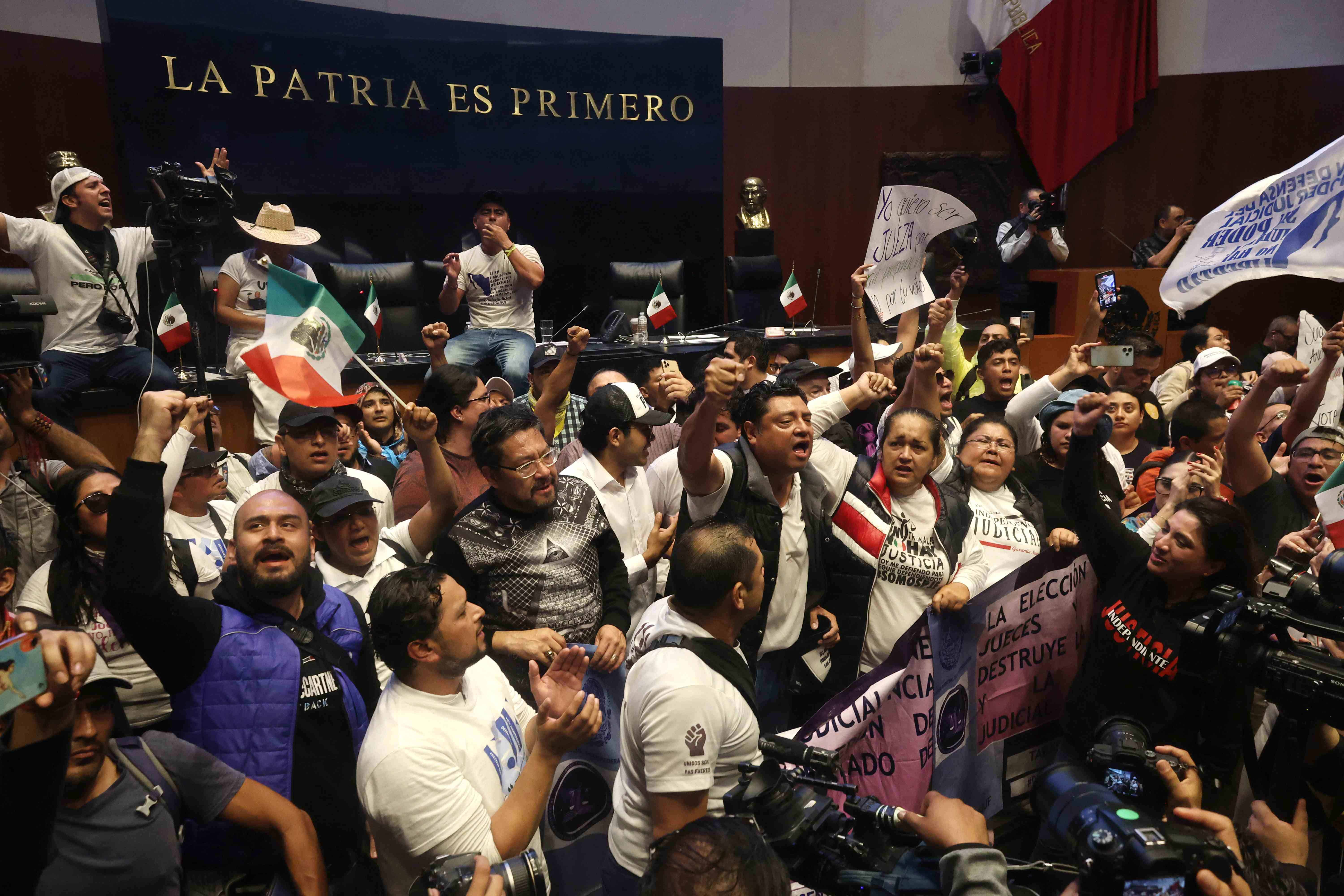 Discusión de la reforma judicial en México cambia de sede por irrupción de manifestantes